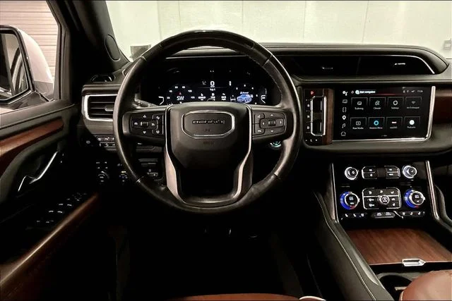 Used 2023 White Frost Tricoat GMC Denali Ultimate image 6