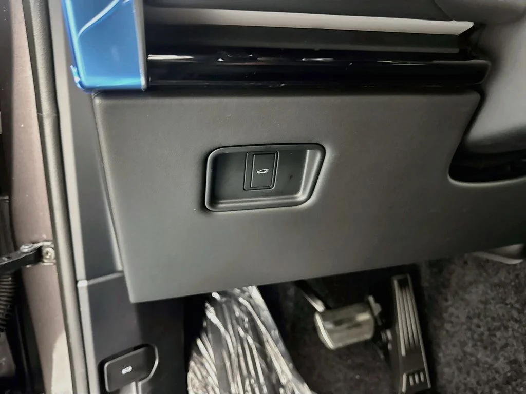 New 2026 Charente Grey Land Rover SE image 10