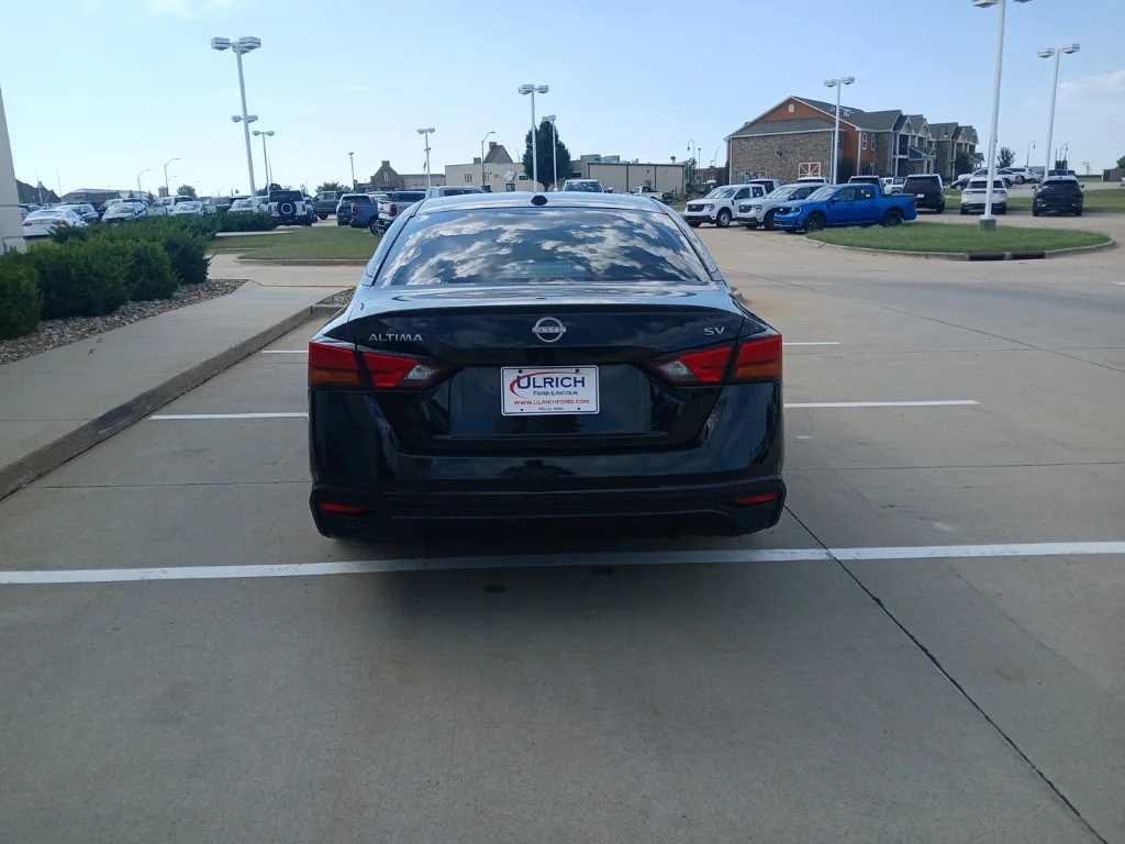 Used 2024 Super Black Nissan 2.5 SV image 7