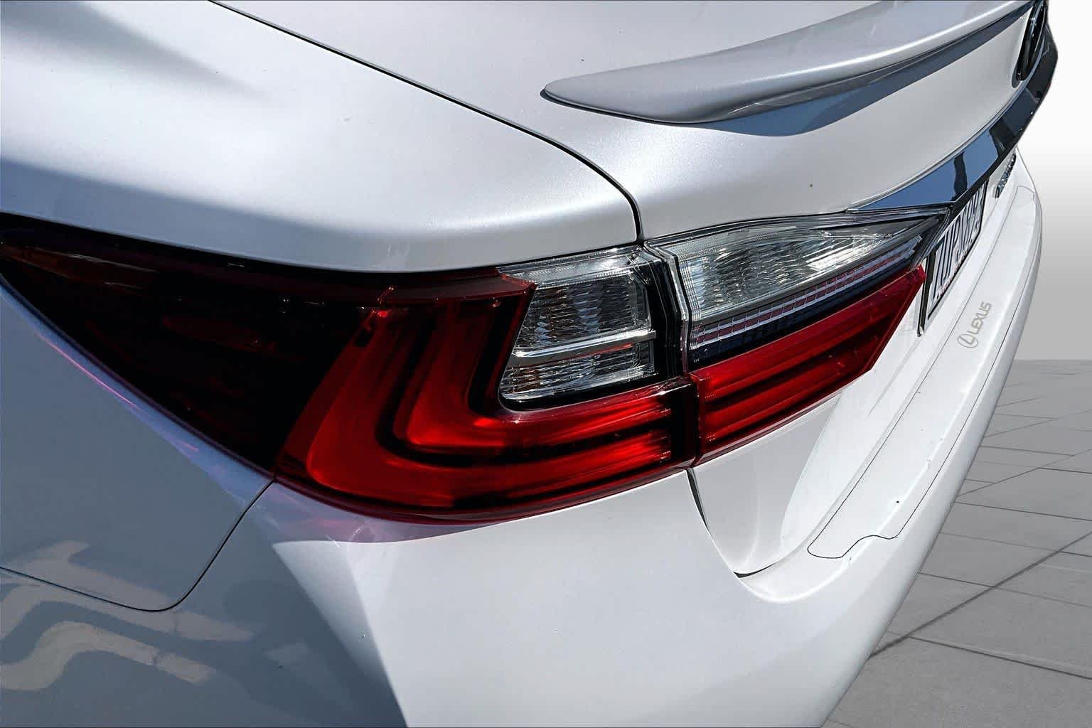 Used 2016 Eminent White Pearl Lexus Hybrid image 28