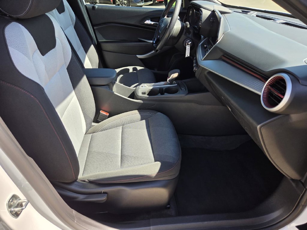 Used 2025 White Chevrolet 1RS image 9