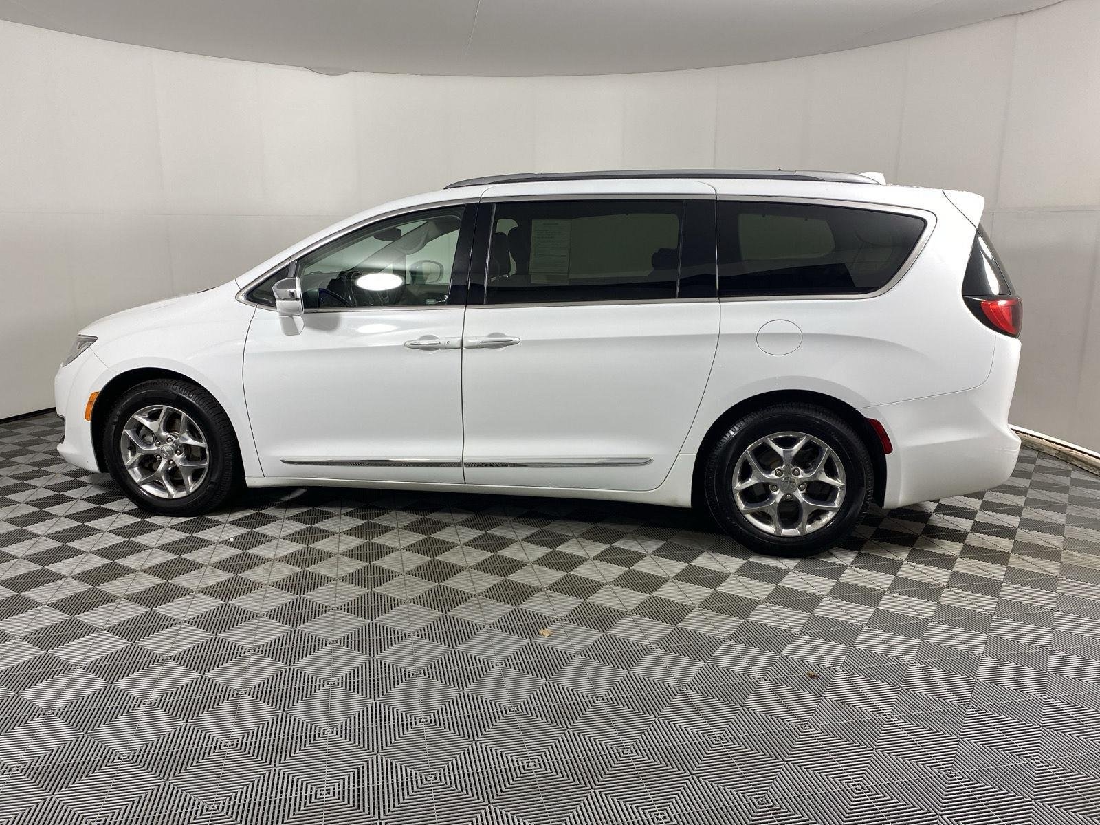 Used 2019 Bright White Clearcoat Chrysler Limited image 14