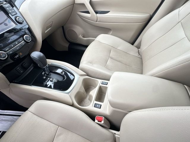 Used 2016 White Nissan SL image 22