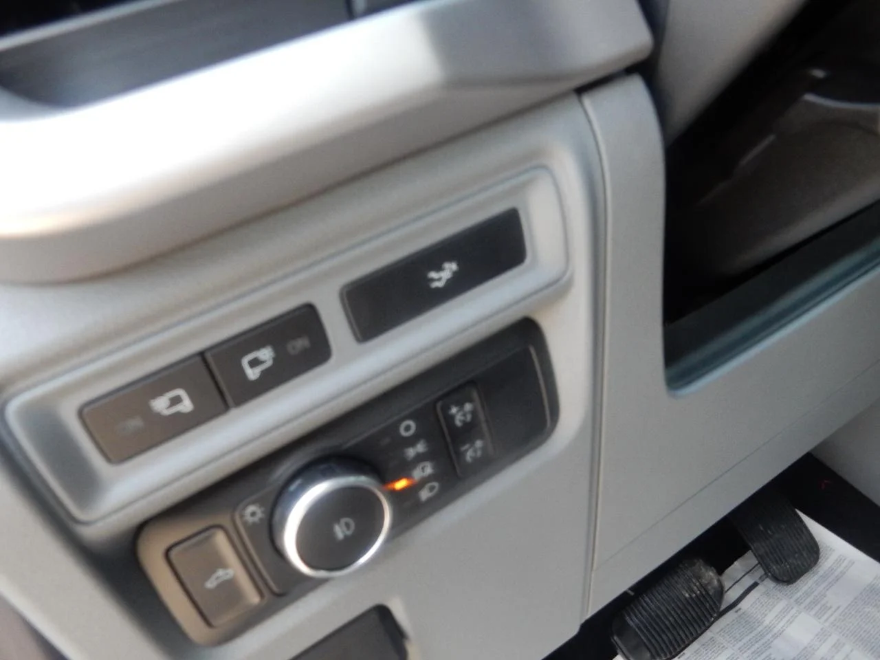 New 2022 Gray Ford XLT 4WD SUPERCREW 5.5 ft BO image 29