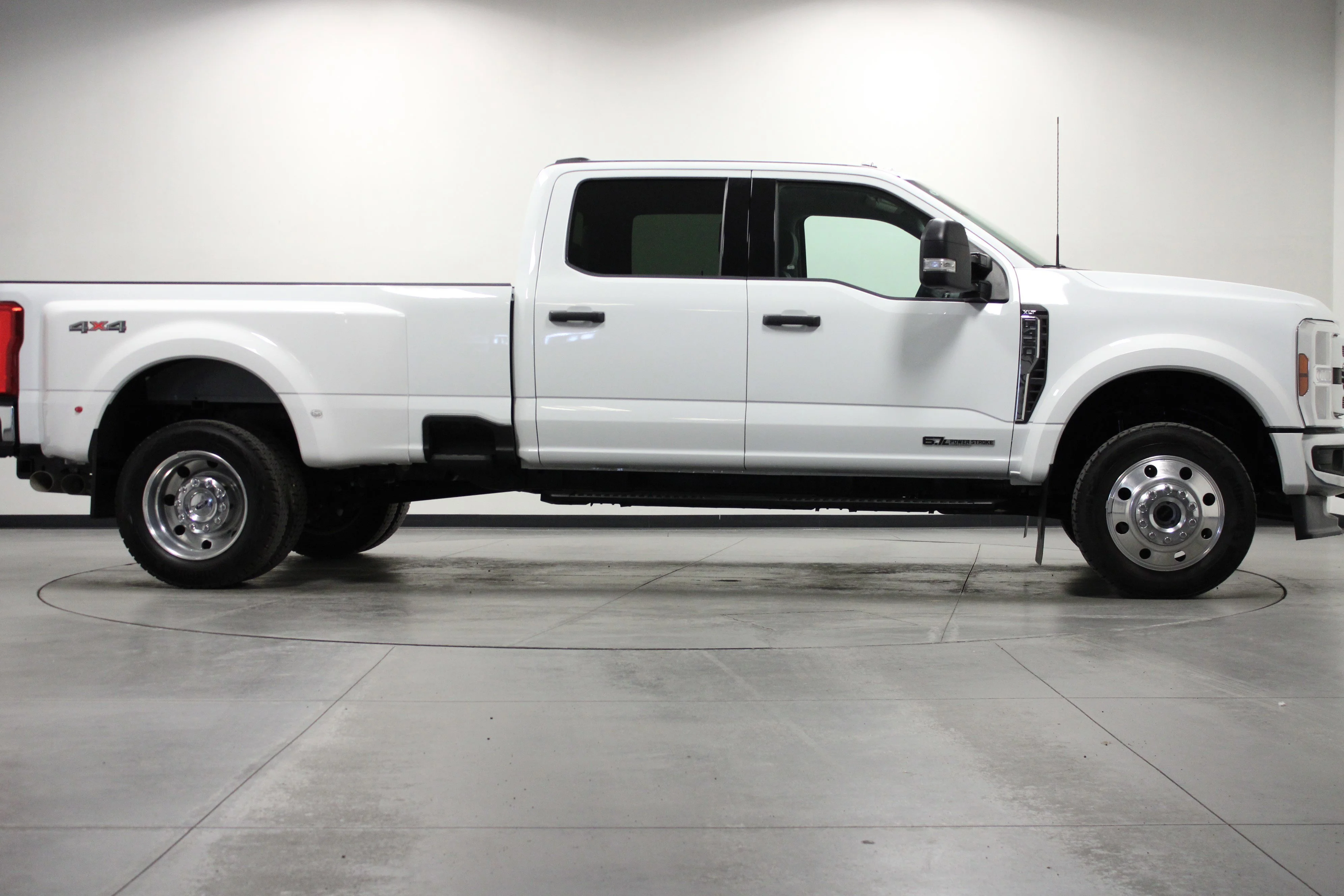 Used 2026 Oxford White Ford XLT image 3