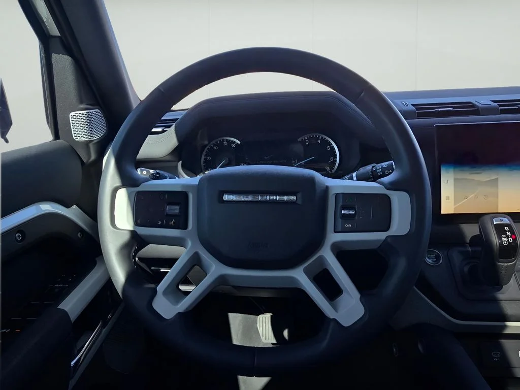Used 2023 Fuji White Land Rover X-Dynamic SE image 13