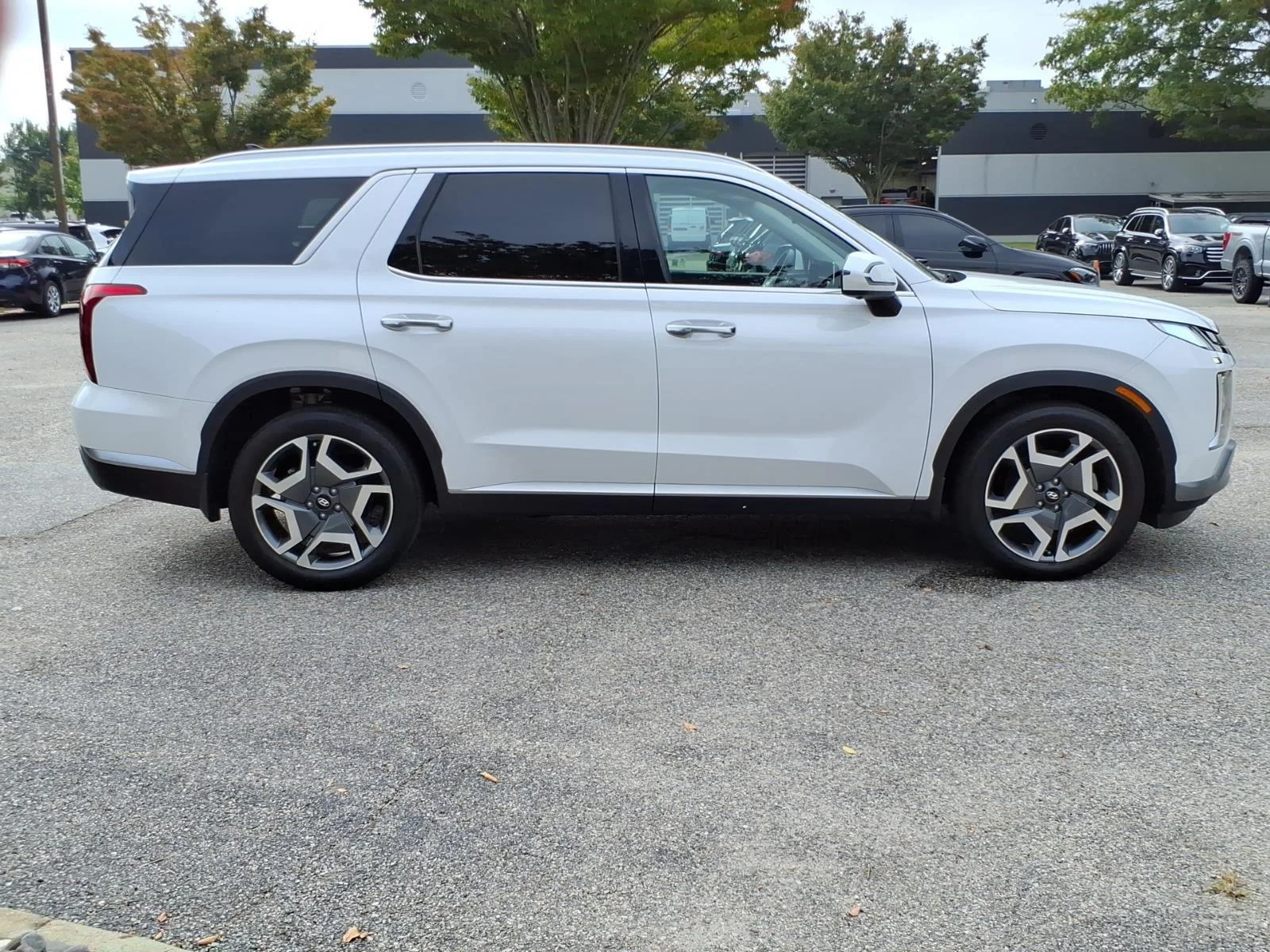 Used 2025 Hyper White Hyundai SEL Premium 7P image 7