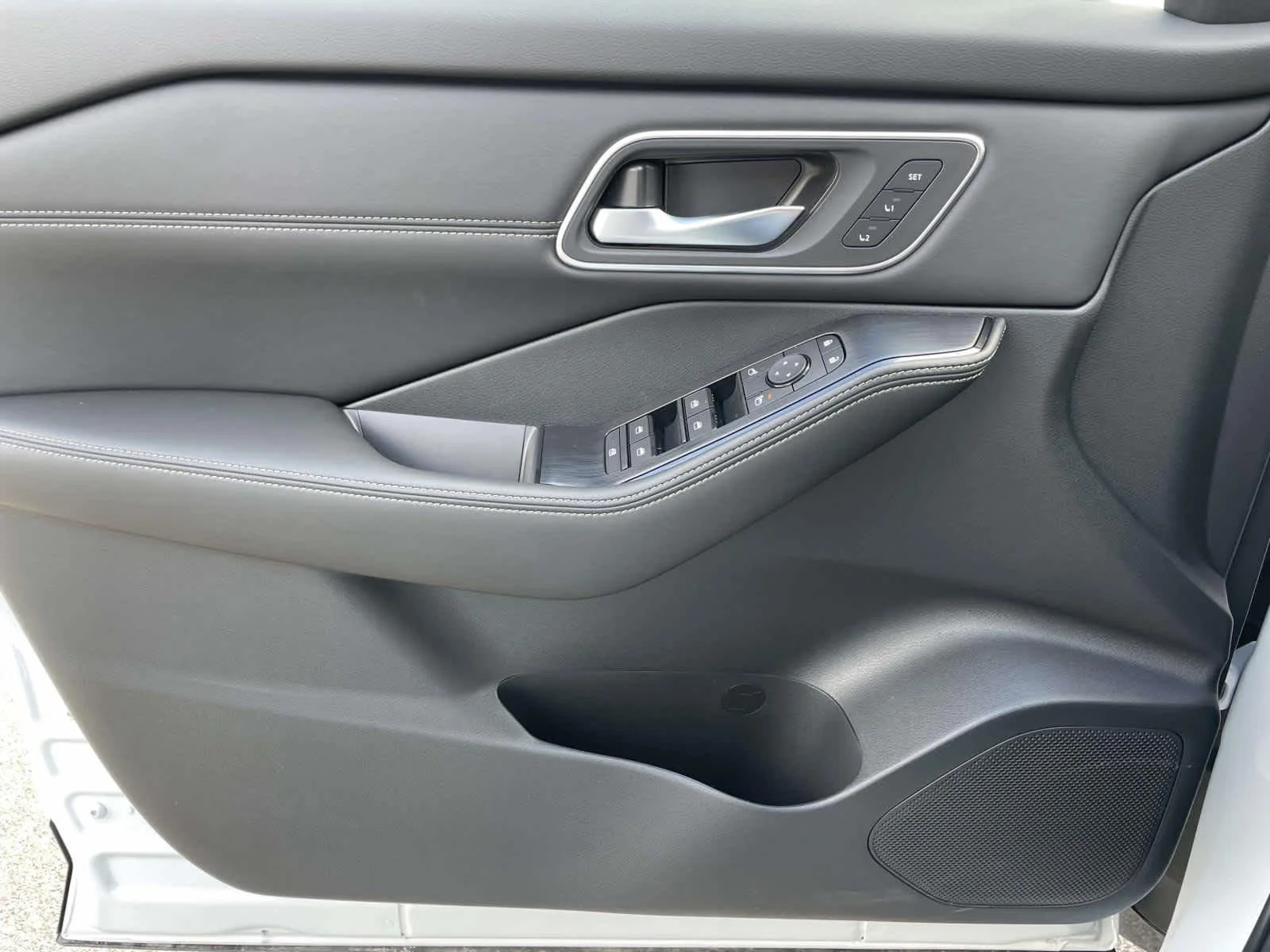 New 2026 Everest White Pearl/Super Black Nissan Platinum image 31