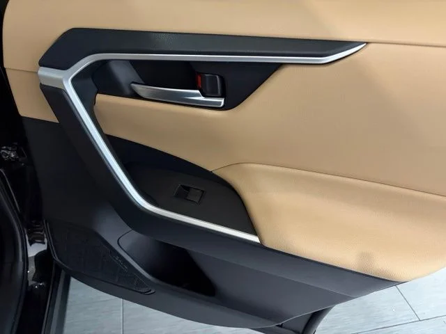 Used 2020 Black Toyota XLE image 12