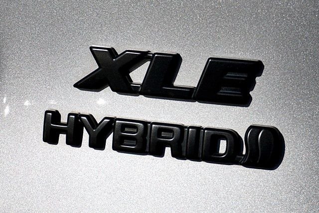 Used 2021 Silver Toyota XLE image 10