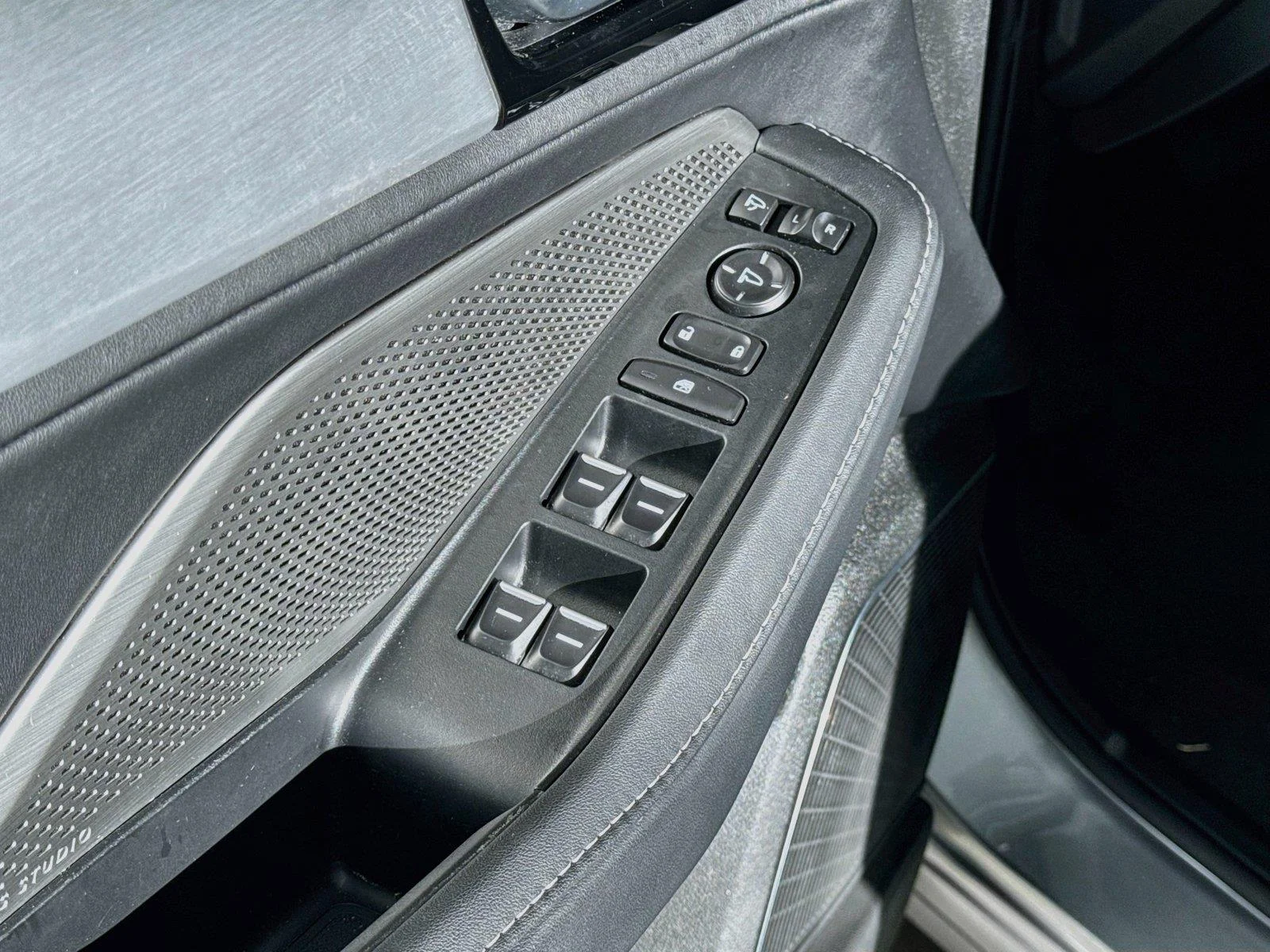 Used 2024 Lunar Silver Metallic Acura SH-AWD w/Tech image 18