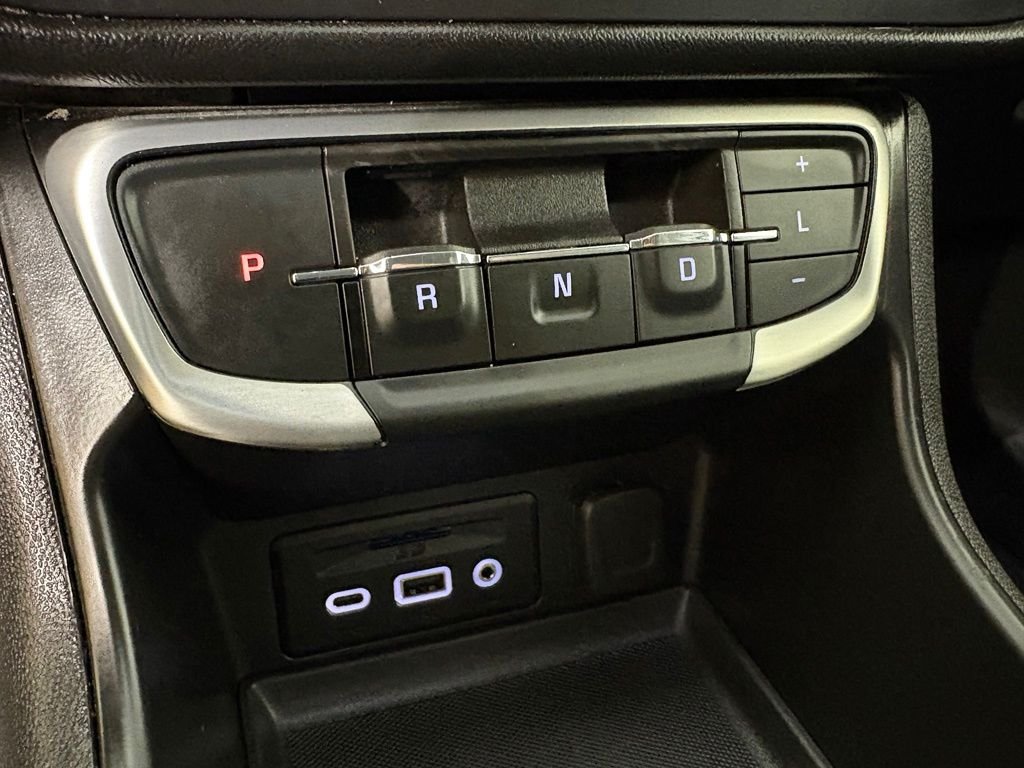Used 2024 White GMC SLT image 32