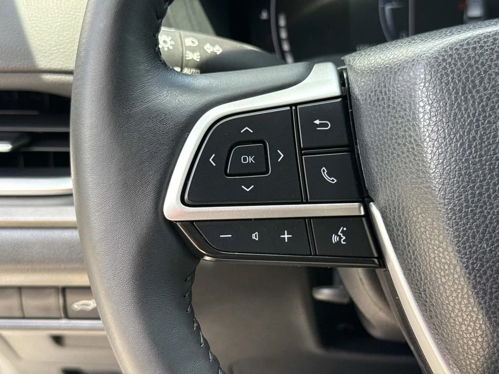 Used 2025 Silver Toyota XLE image 41