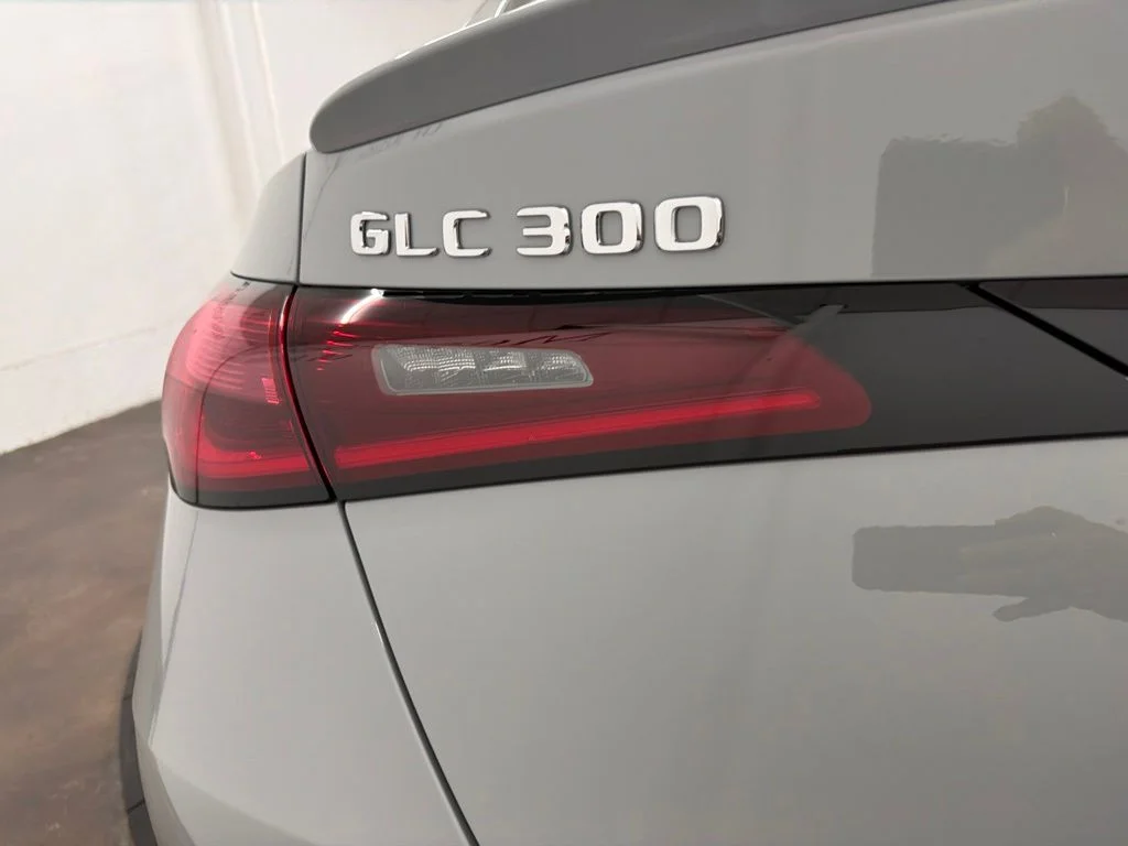 New 2027 White Mercedes-Benz GLC 300 image 18