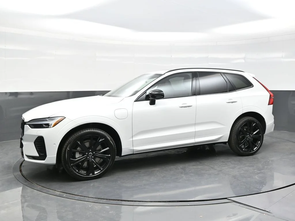 New 2026 Crystal White Volvo T8 Ultra Black Edition image 3