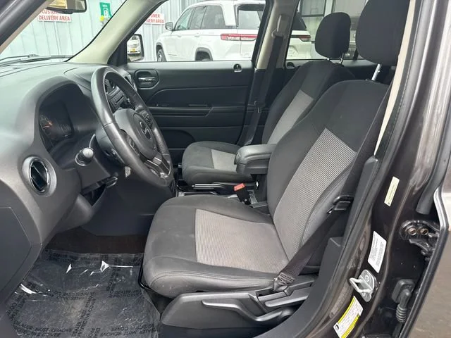 Used 2014 Granite Crystal Metallic Clearcoat Jeep Latitude image 14