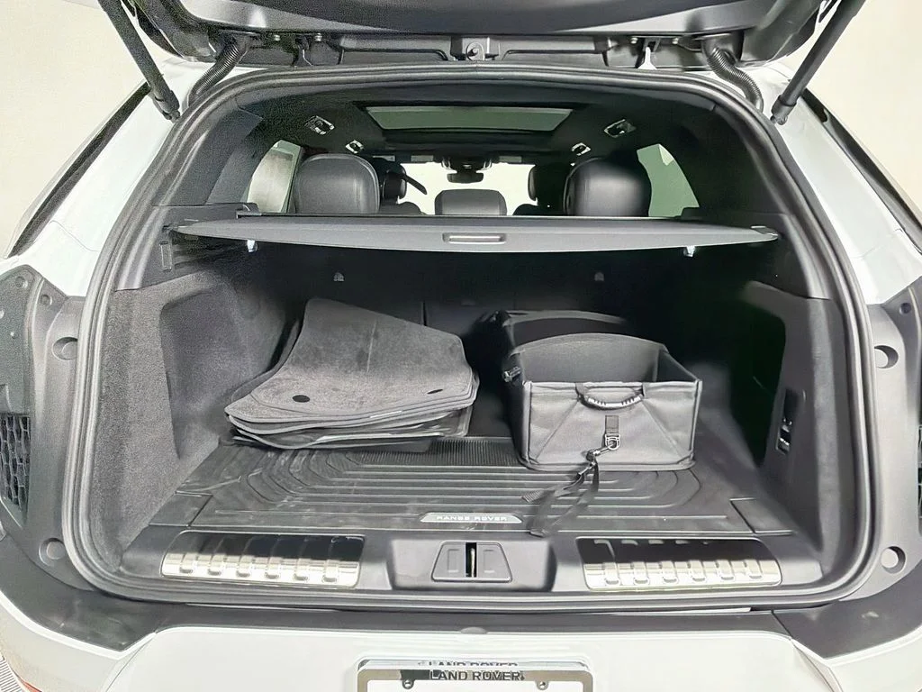 New 2026 Fuji White Land Rover Dynamic SE image 28