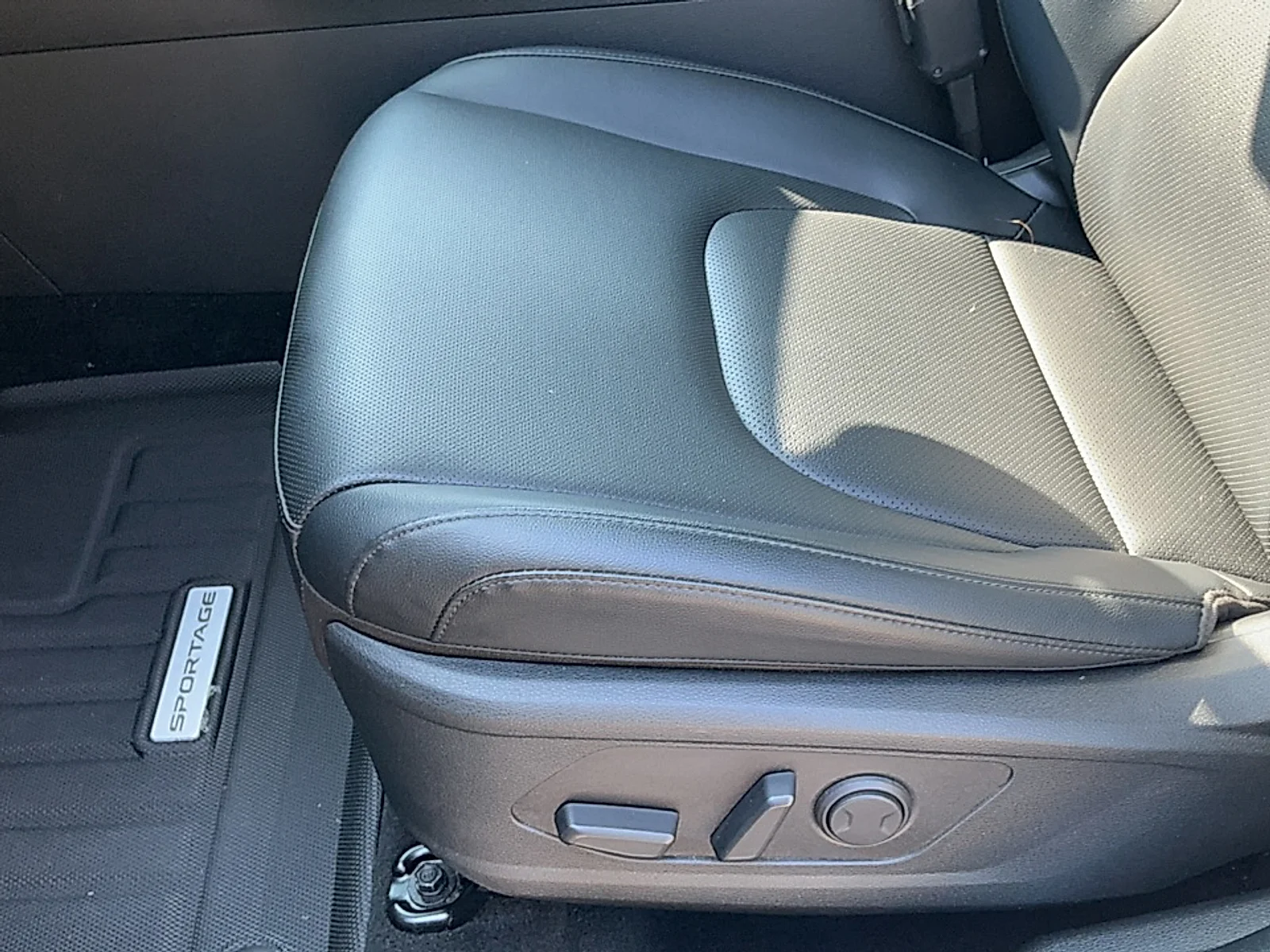 Used 2025 Glacial White Pearl Kia EX image 13