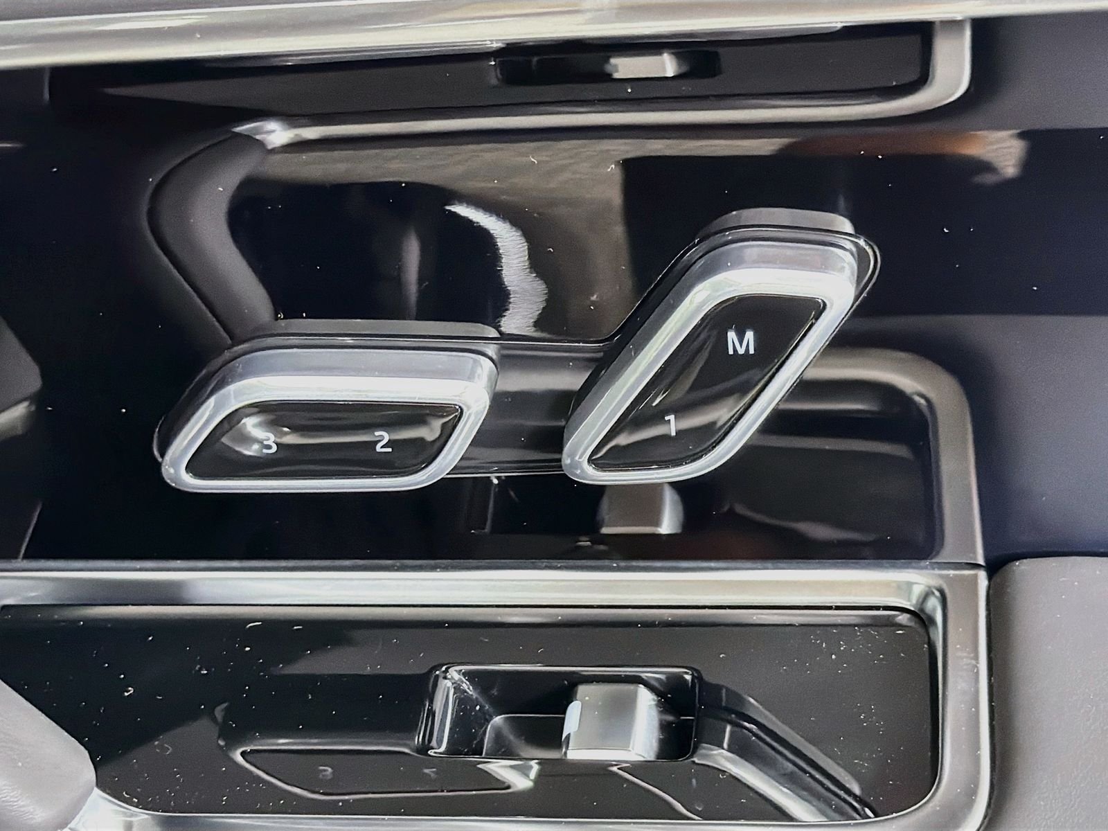 New 2026 Santorini Black LAND ROVER SE 7 Seats image 34