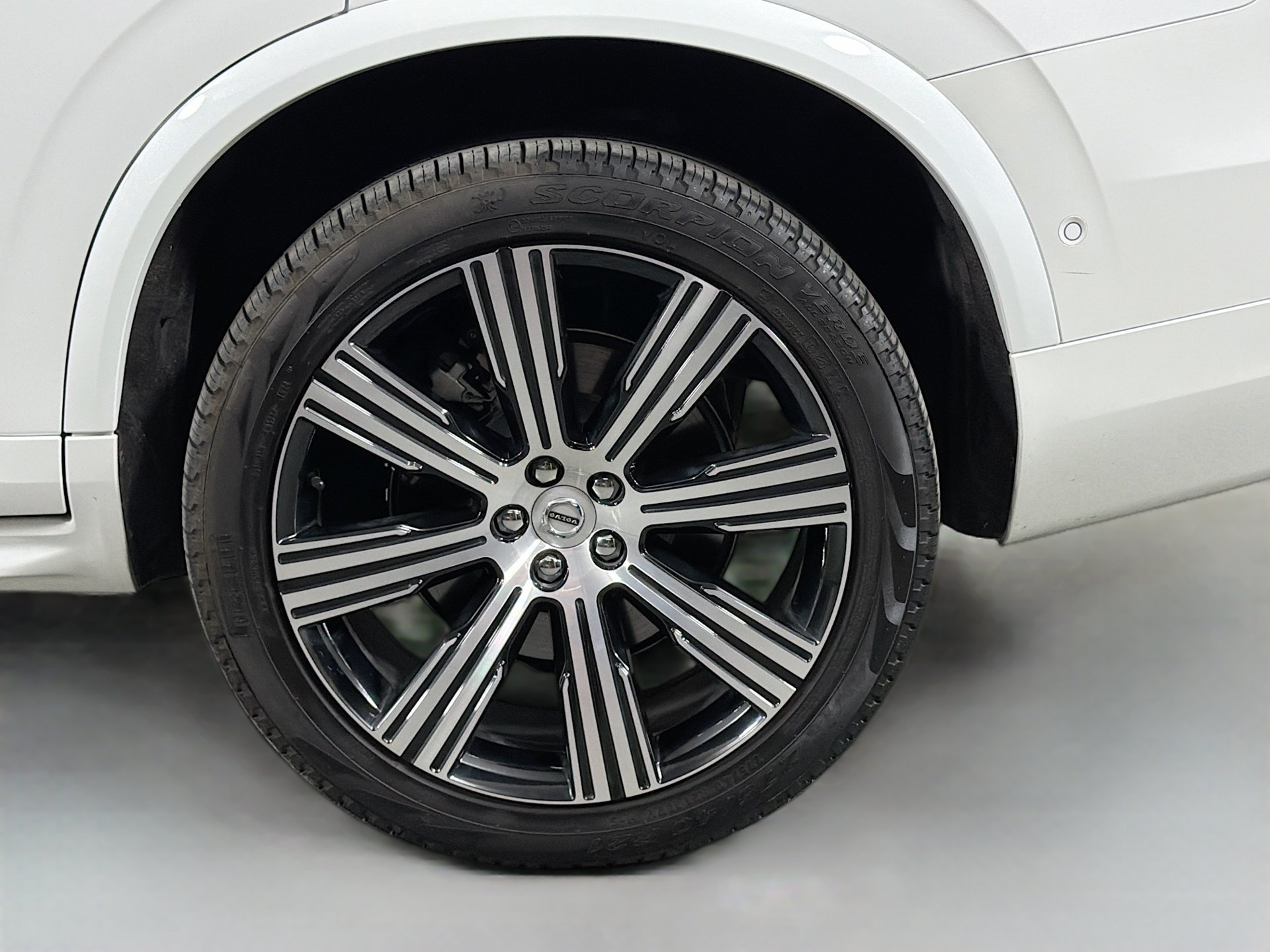2025 Volvo XC90 Plus - Photo 31