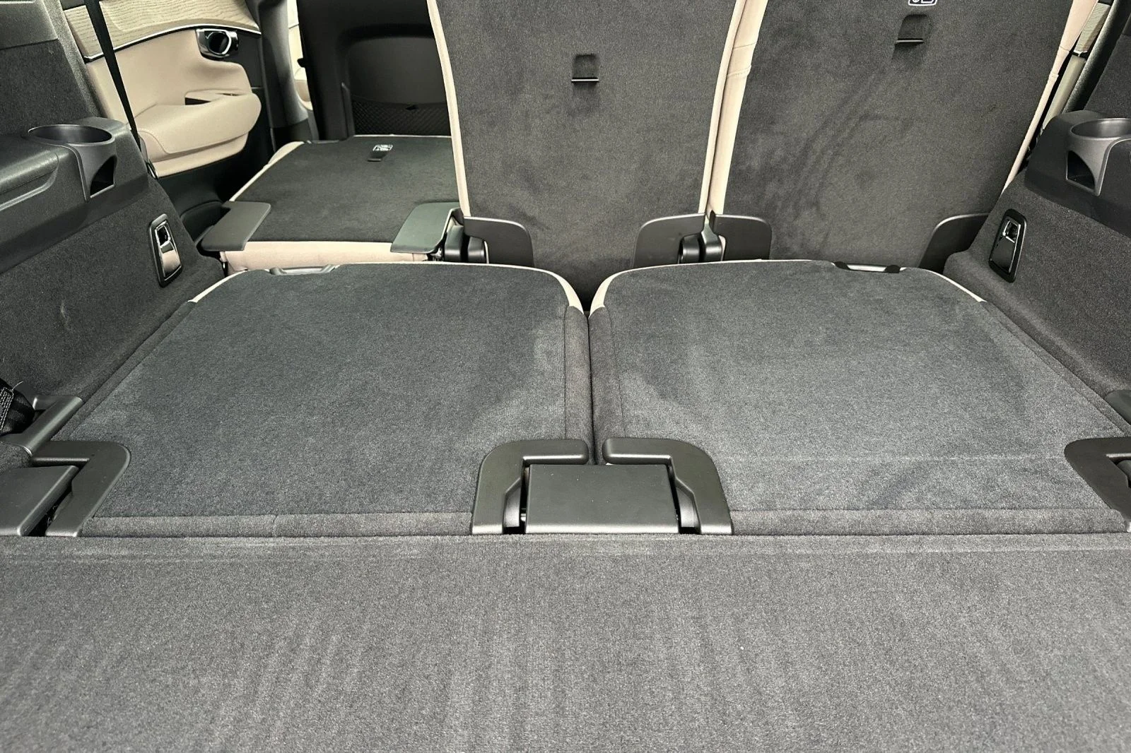 New 2026 Denim Blue Volvo B6 Plus 7-Seater image 18