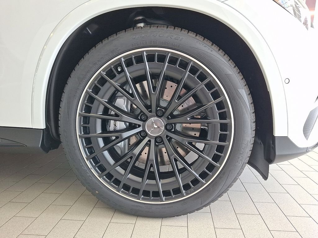 New 2026 MANUFAKTUR Moonlight White Metallic Mercedes-Benz GLC 43 AMG® image 5