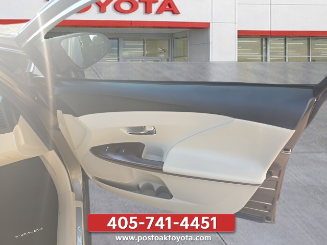 Used 2013 Gold Toyota LE image 28