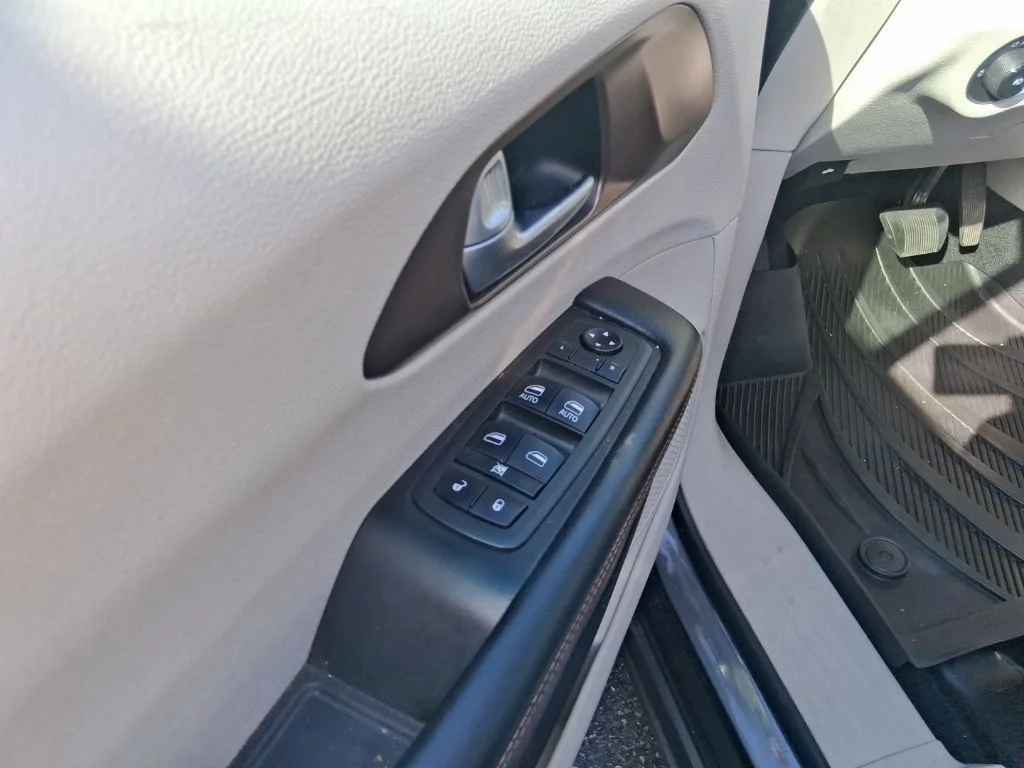 Used 2018 Gray Chrysler Touring L image 10