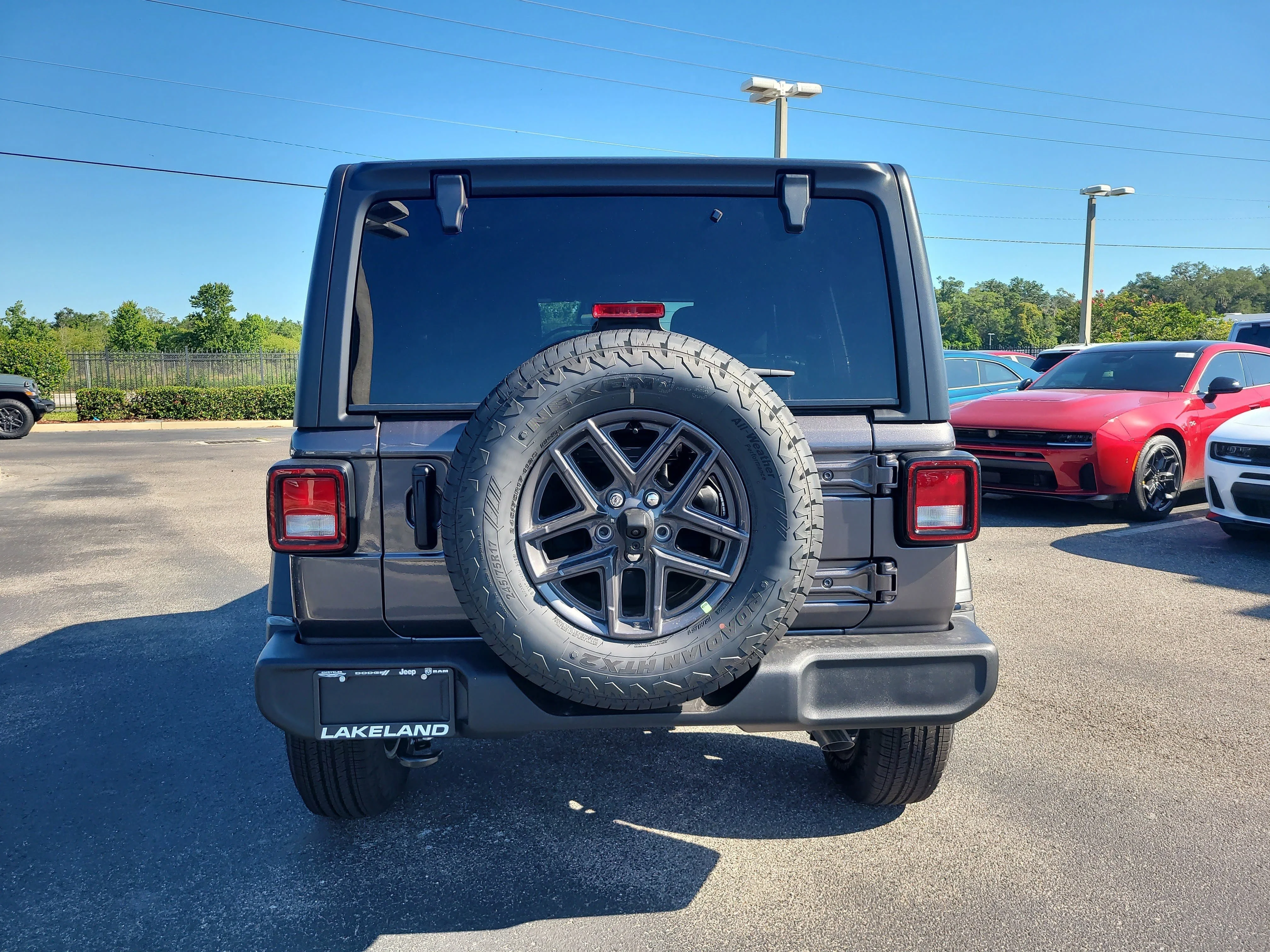 New 2026 Granite Crystal Metallic Clearcoat Jeep Sport S image 7