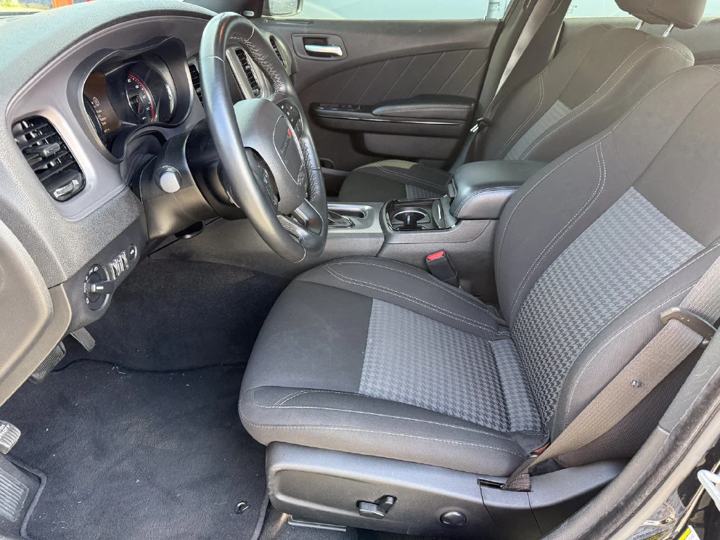 Used 2023  Dodge SXT image 24