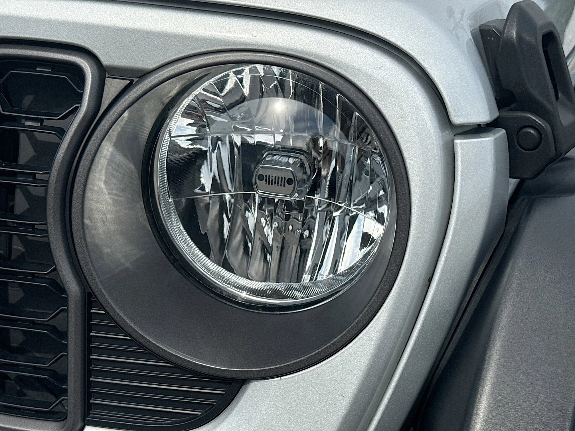 Used 2024 Silver Zynith Clearcoat Jeep Sport S image 9