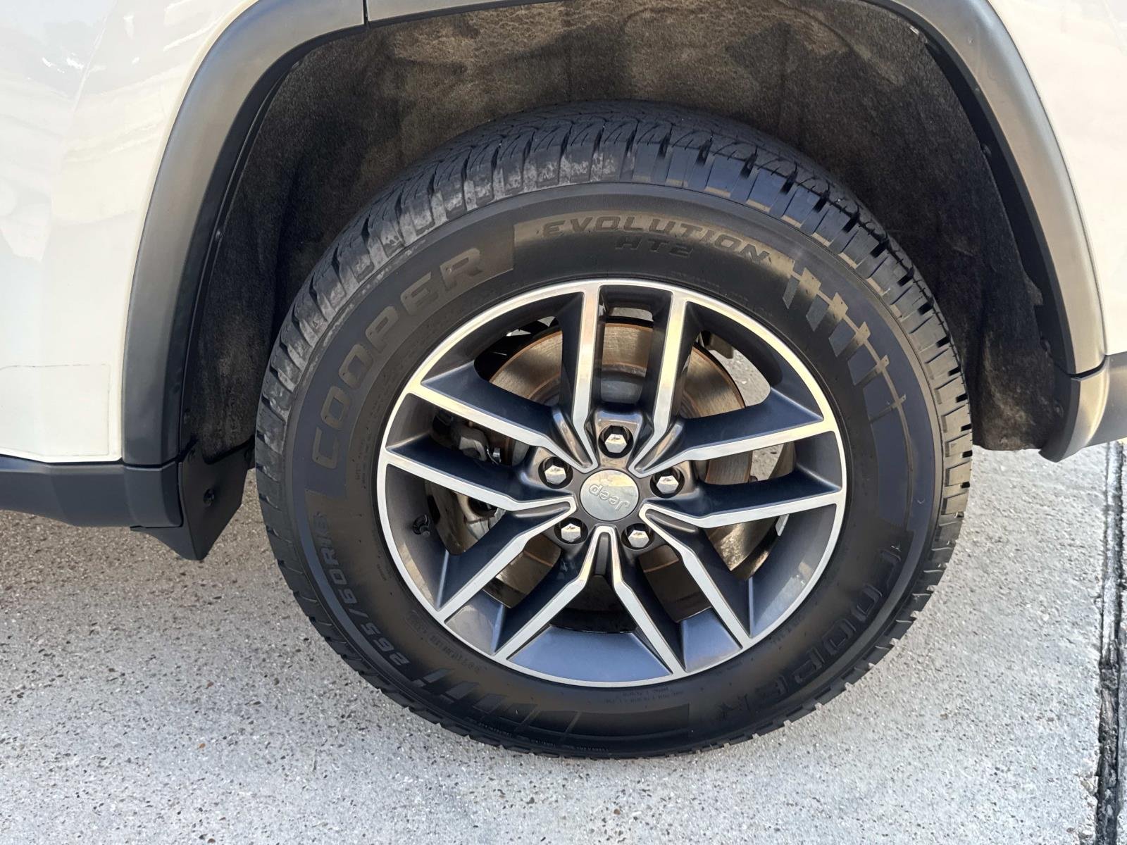 Used 2018 Bright White Clearcoat Jeep Limited image 4