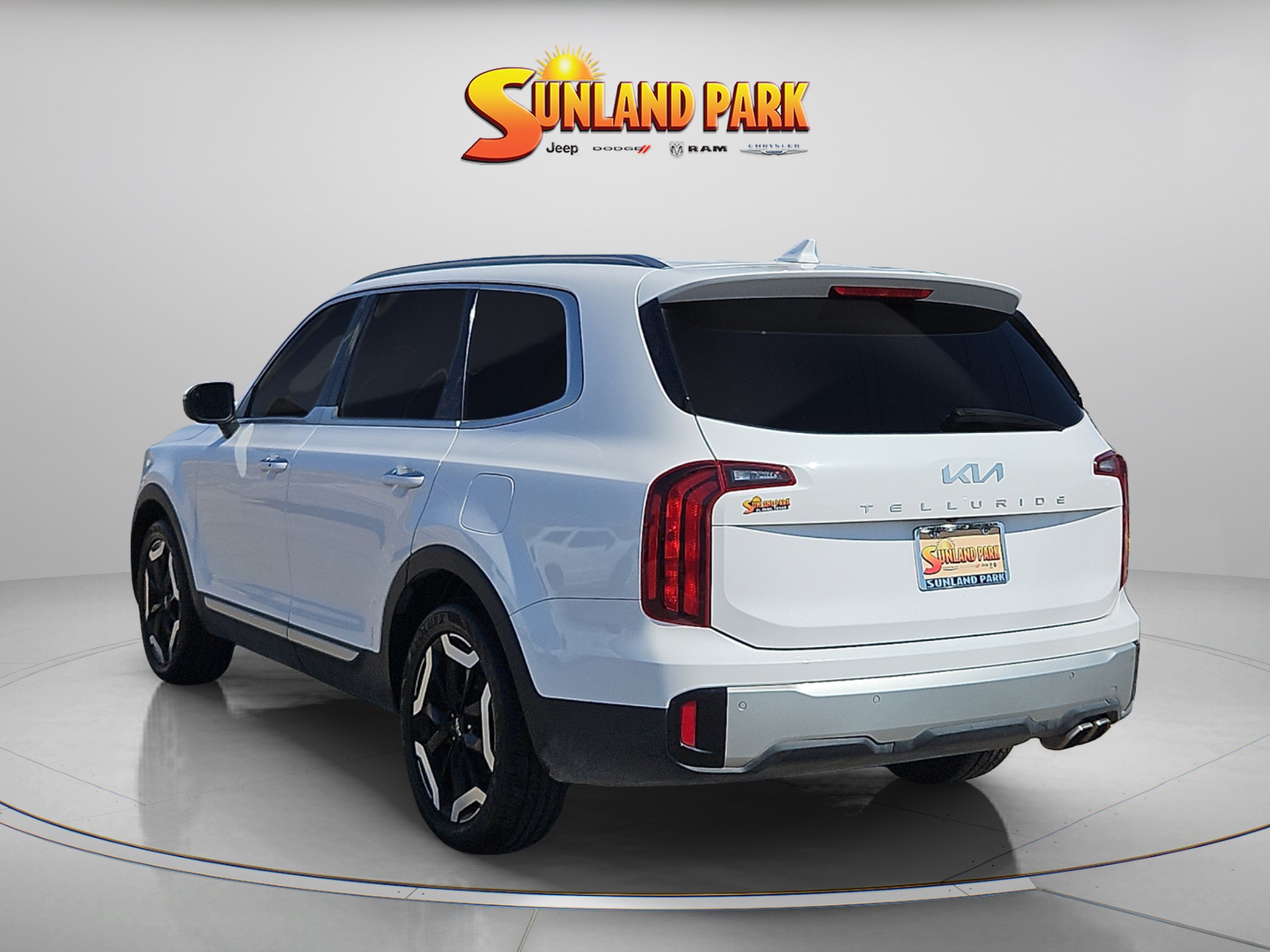 Used 2024 Glacial White Pearl Kia S image 4
