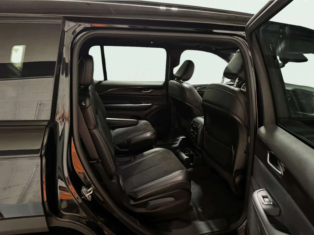 Used 2023 Black Jeep Altitude image 26