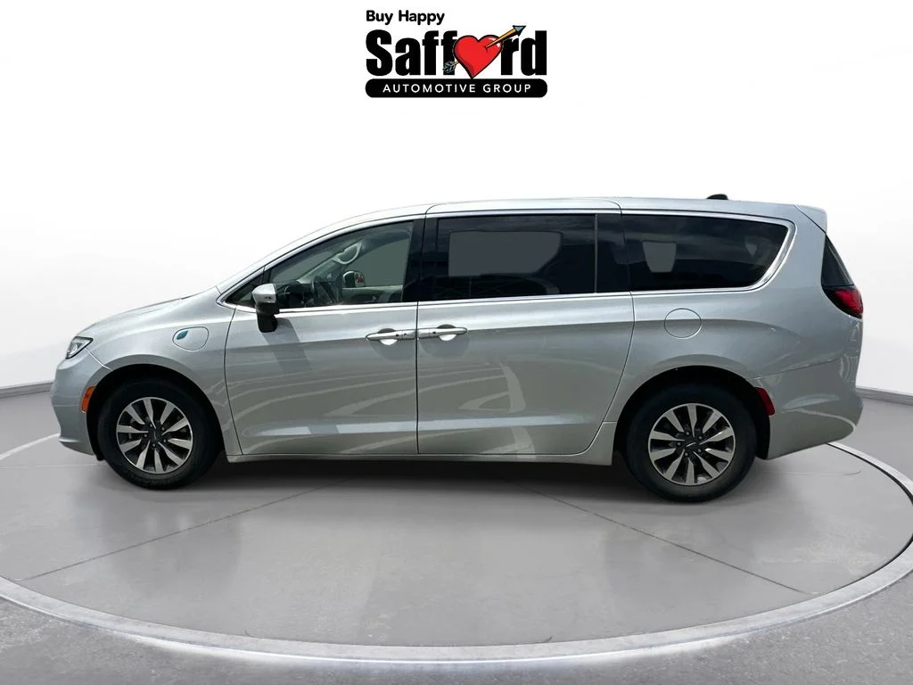 Used 2023 Silver Chrysler Touring L image 4