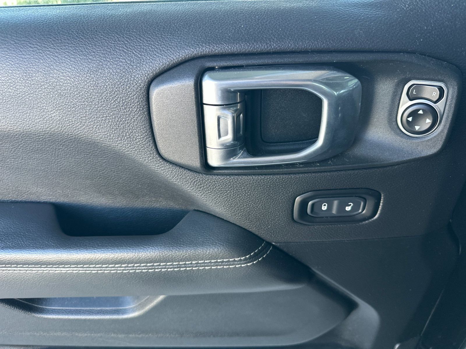 2021 Jeep Gladiator Overland - Photo 10