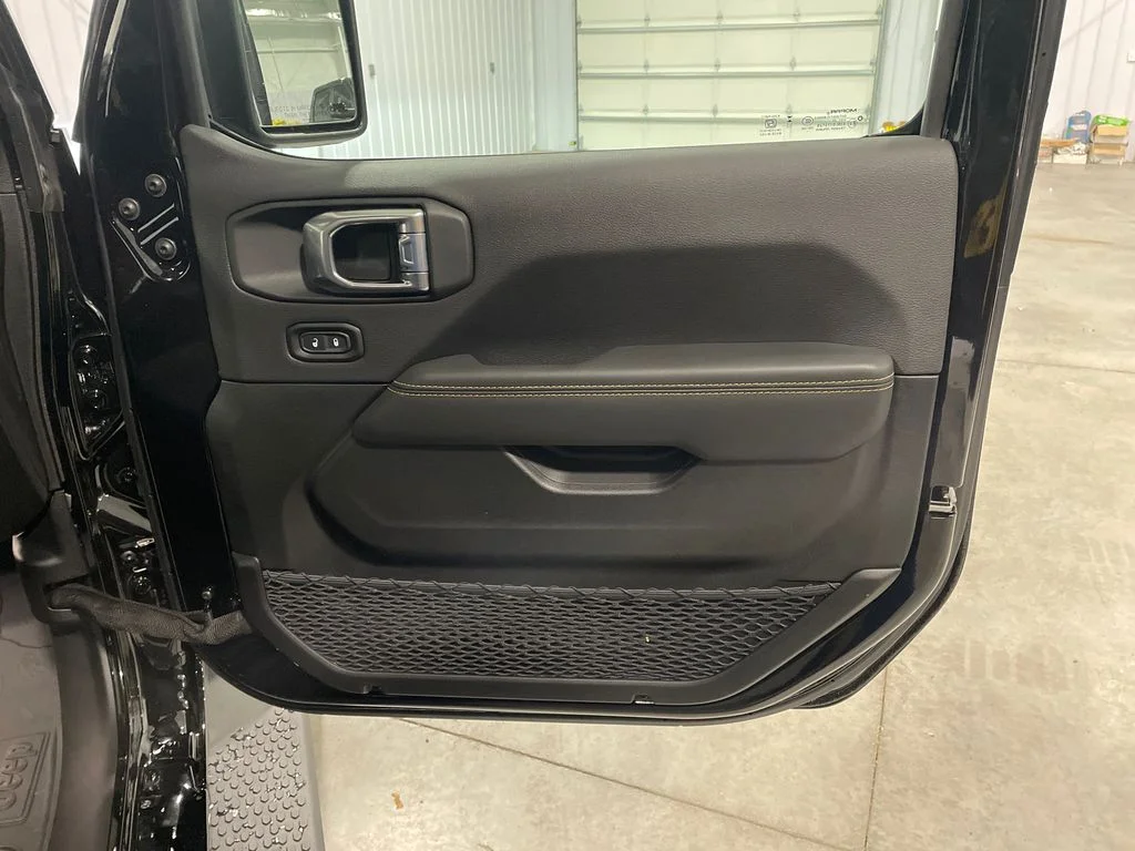 New 2026 Black Clear-Coat Exterior Paint Jeep Sahara image 35