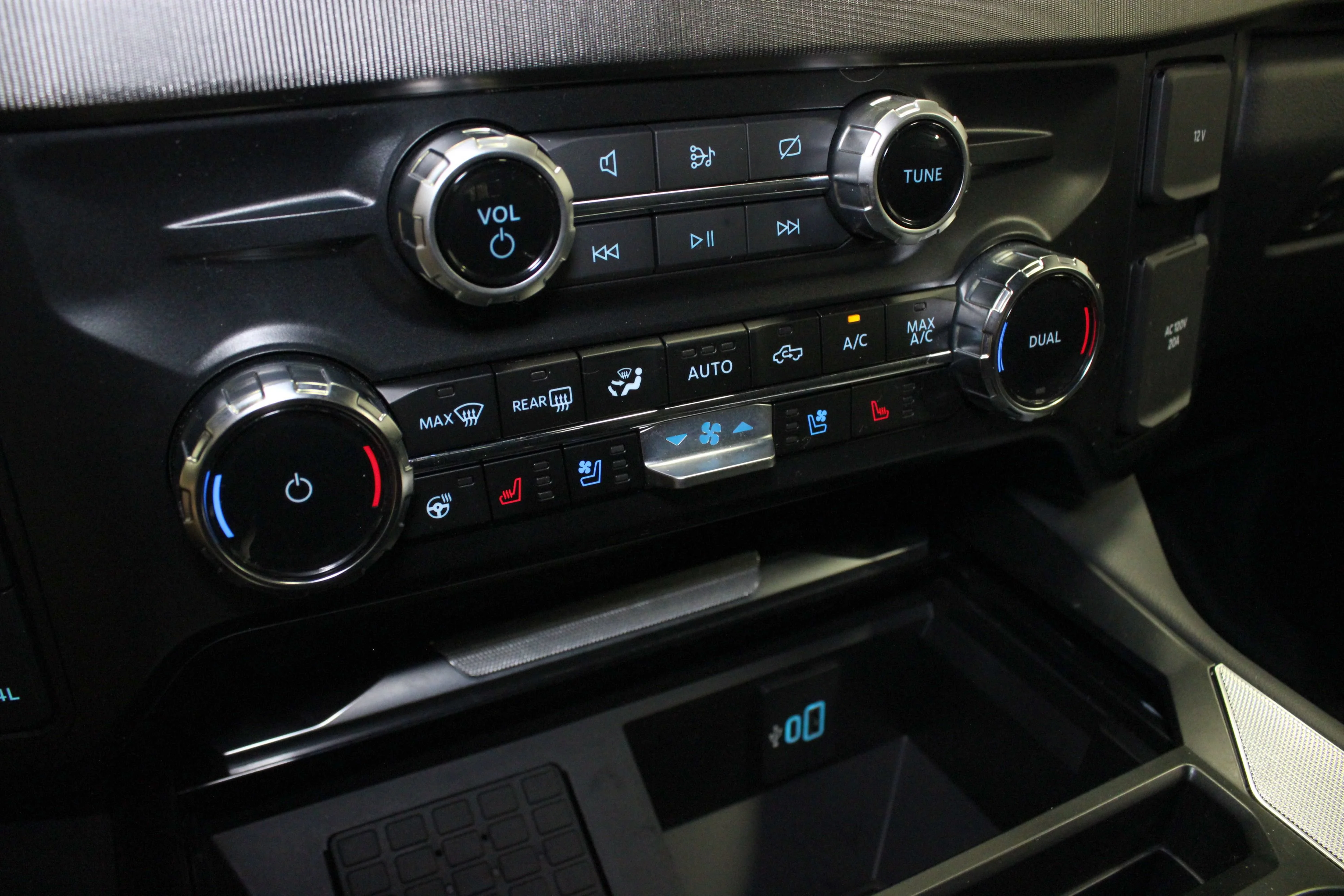 Used 2024 Star White Metallic Tri-Coat Ford Platinum image 29