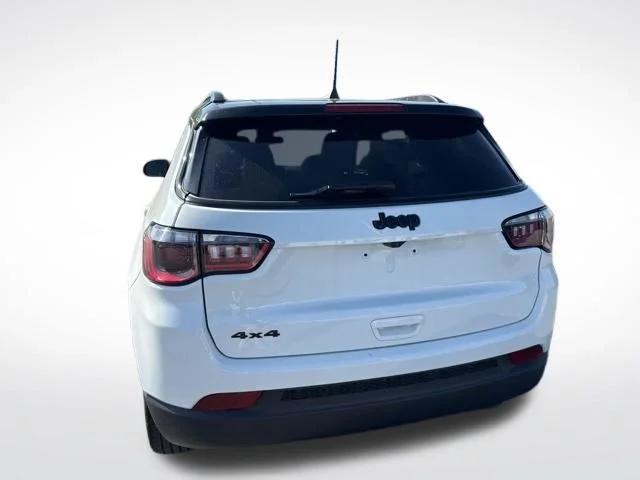 Used 2022 White Jeep Latitude image 4