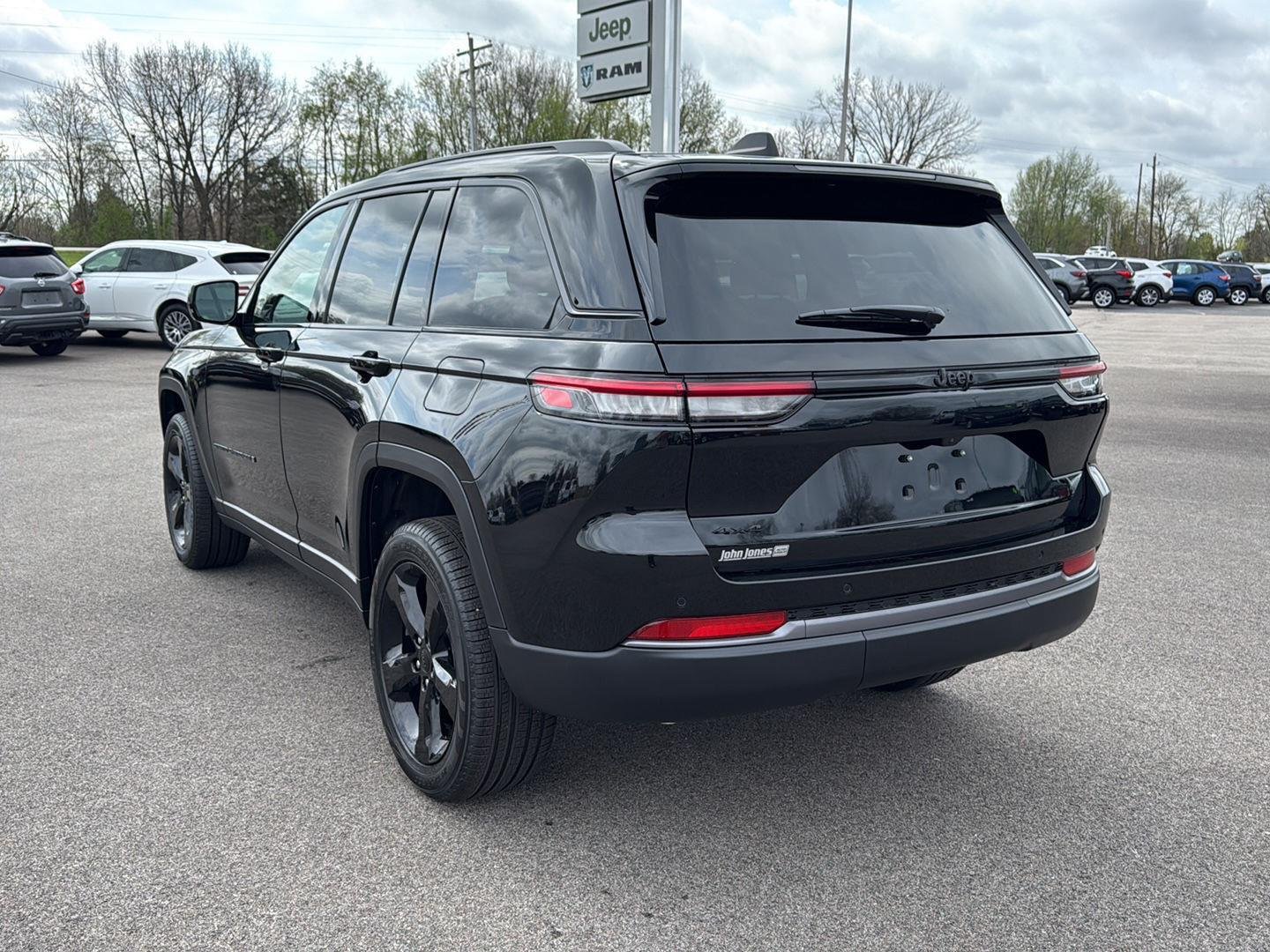 New 2026 Diamond Black Crystal Pearl-Coat Exterior Paint Jeep Limited image 16