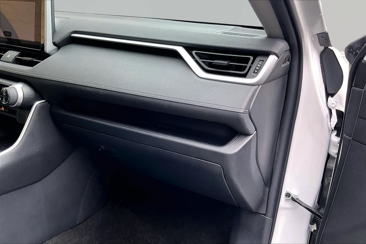 Used 2025 Ice Cap Toyota Hybrid XLE image 19