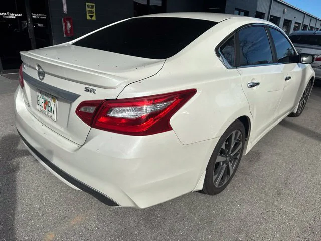 Used 2016 White Nissan 2.5 SR image 3