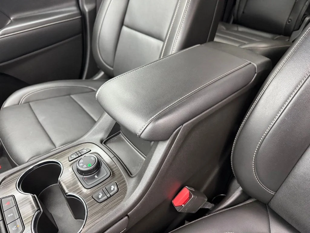 Used 2023 White GMC SLT image 25