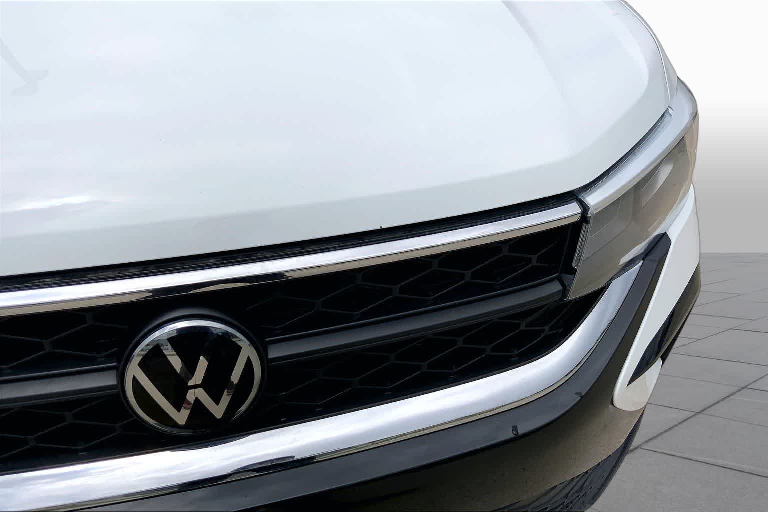 Used 2024 Pure White Volkswagen SE image 29