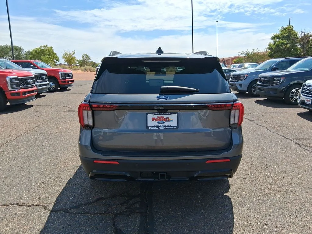 New 2025 Carbonized Gray Metallic Ford ST-Line image 4