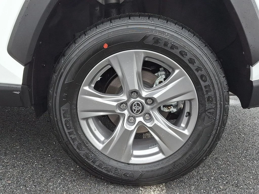 2025 Toyota RAV4 XLE - Photo 19