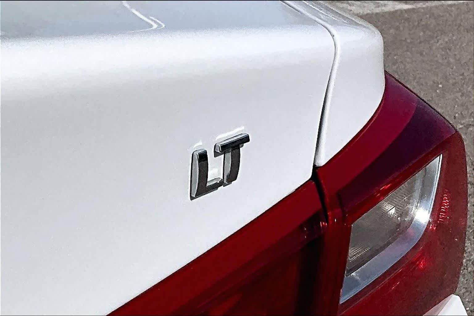 Used 2025 White Chevrolet LT image 9
