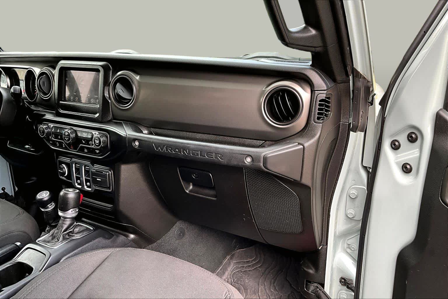 Used 2023 Earl Clearcoat Jeep Sport S image 19