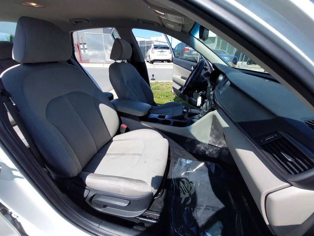 Used 2018 White Kia LX image 10