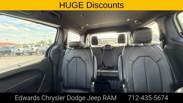 2026 Chrysler Pacifica Select - Photo 28